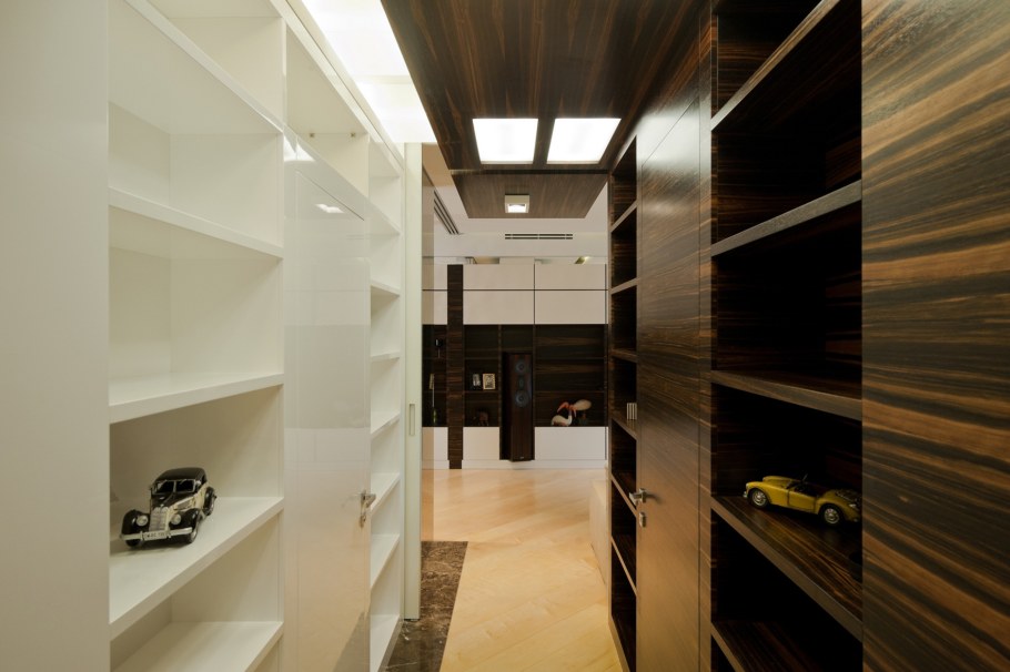 Шкаф в узкую длинную прихожую