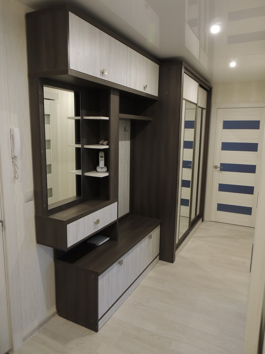 Шкаф в маленький коридор