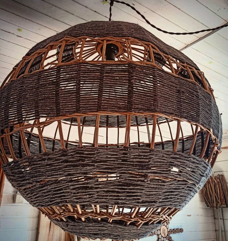 Люстра из ивовых прутьев