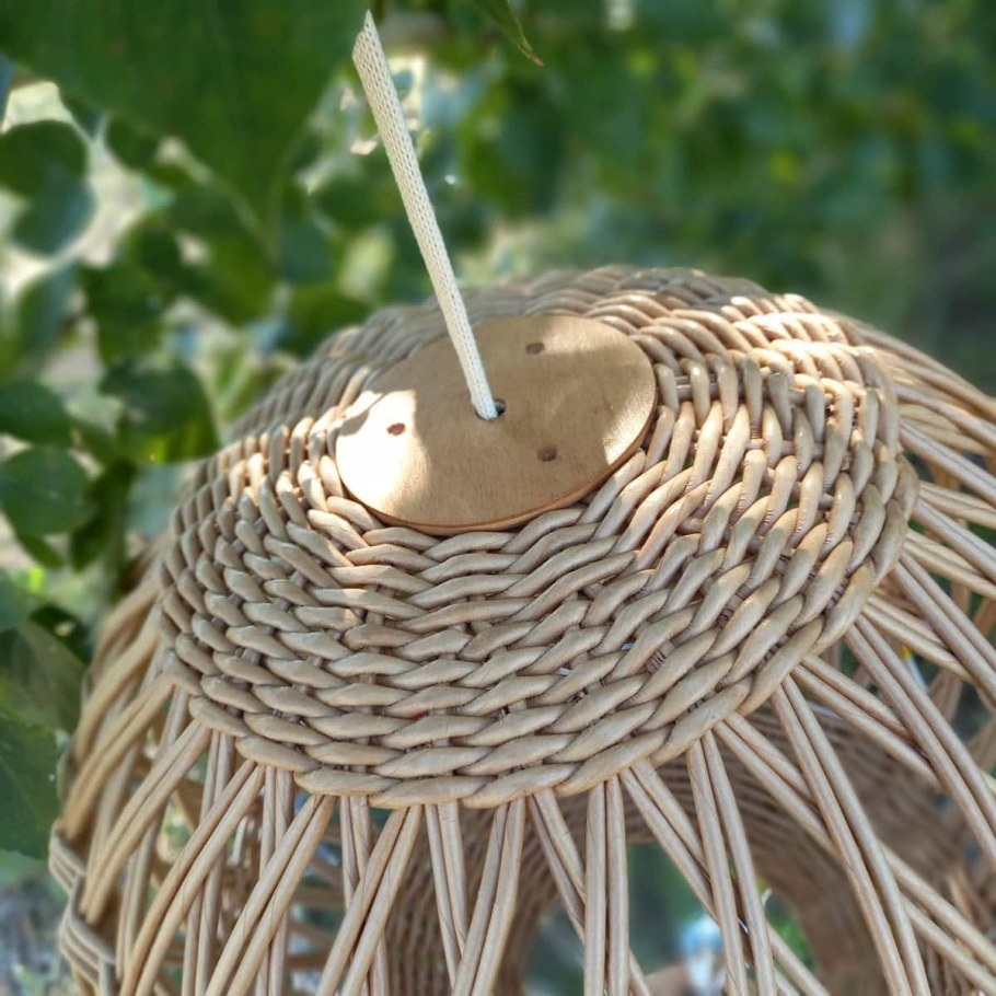 Плетеный абажур из бумажной лозы