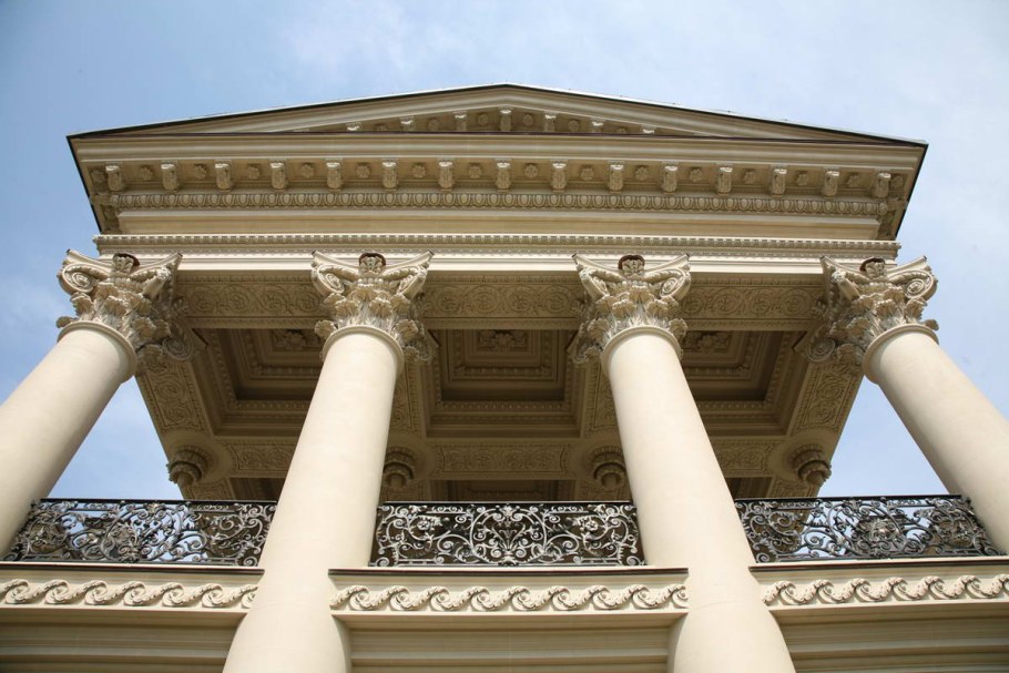 Коринфский ордер здания в Москве