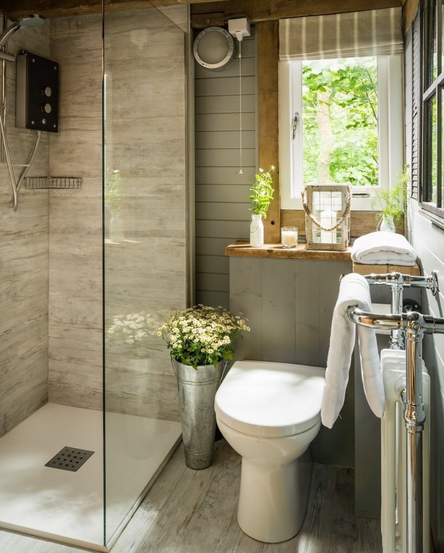 Санузел с душевой в деревянном доме