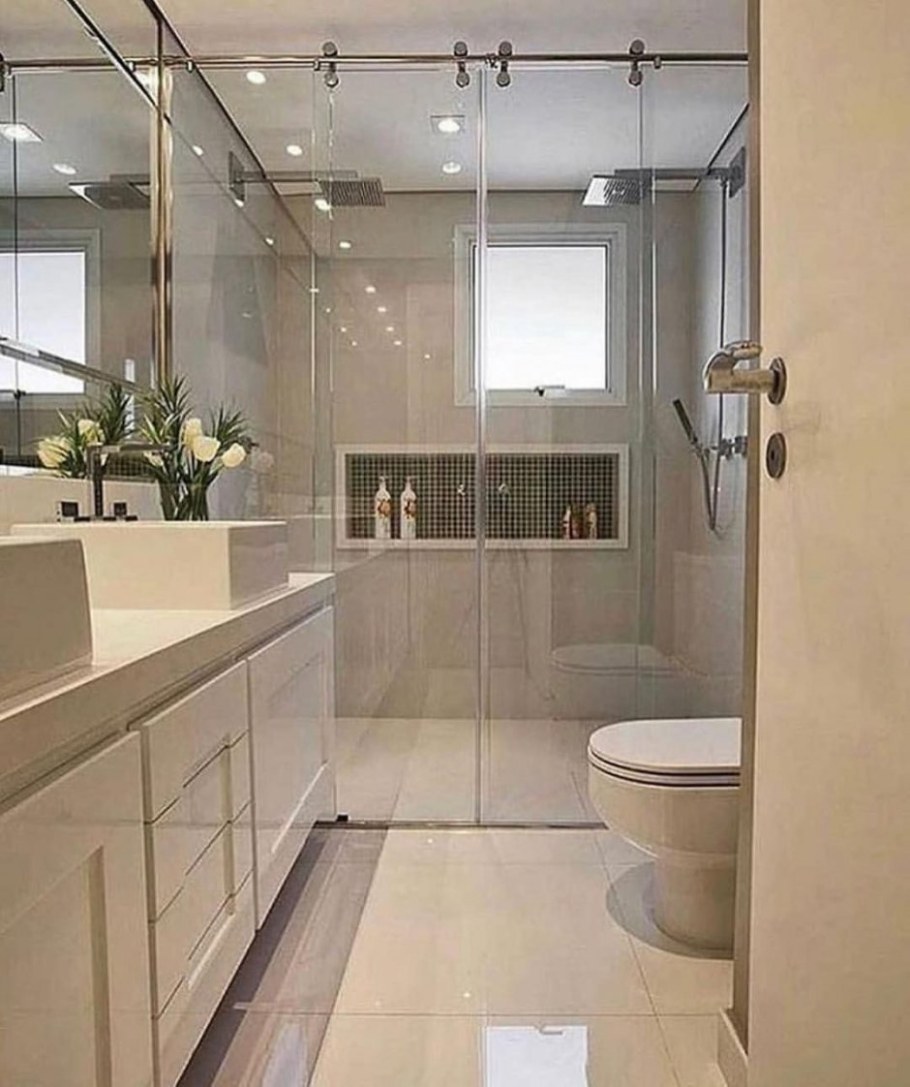 Современный санузел с душевой