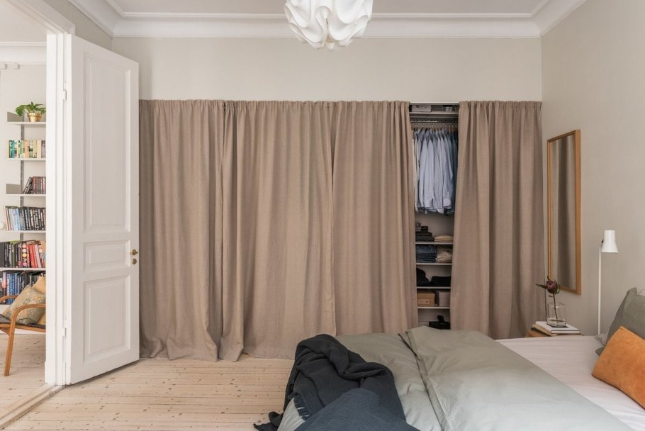 Гардеробная в спальне со шторой