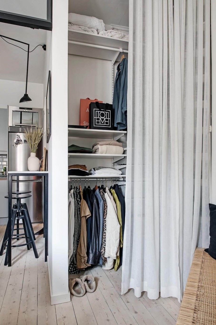 Шкаф с занавеской