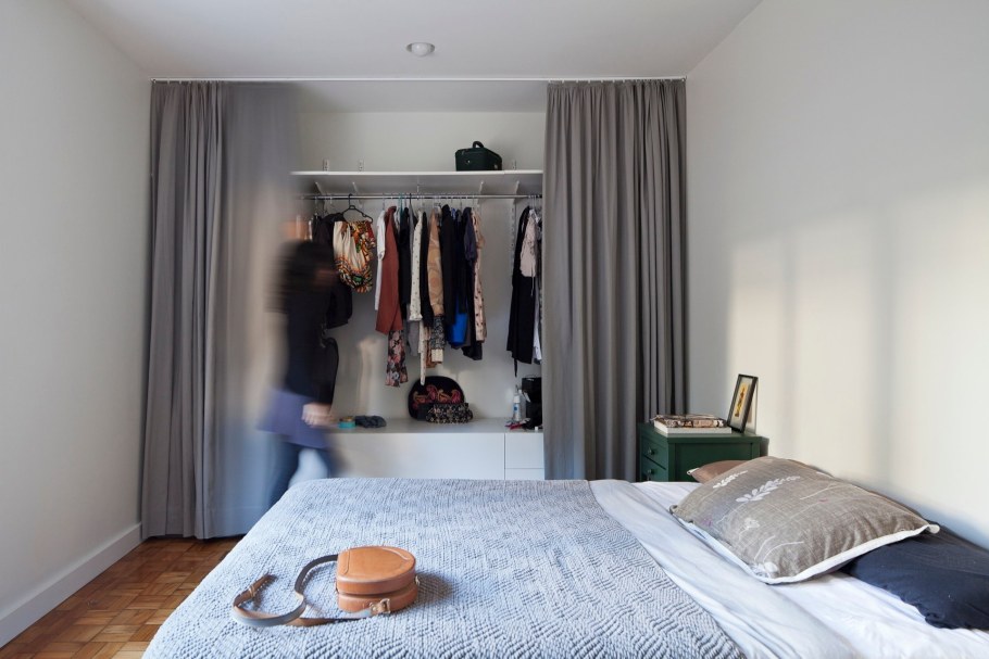 Гардеробная в спальне со шторой