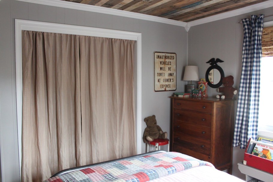 Шкаф с занавесками вместо дверей