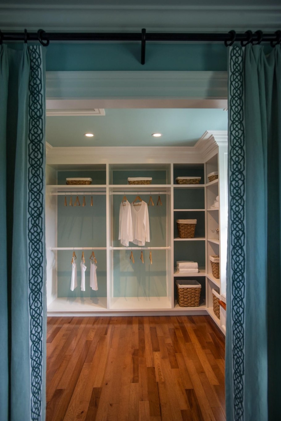 Гардеробная со шторами