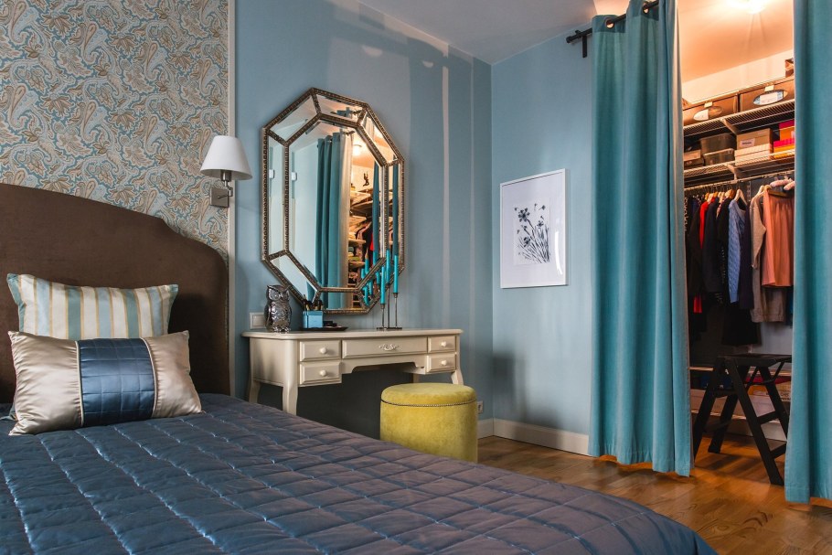 Гардеробная за шторой в спальне