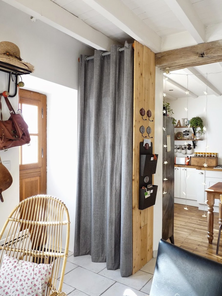 Шкаф со шторками вместо дверей