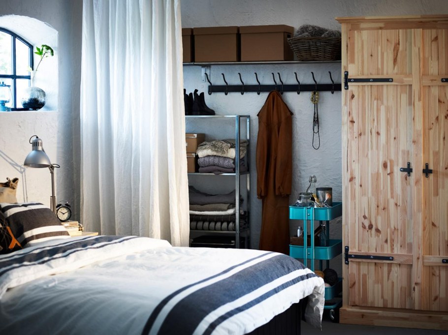 Гардеробная со шторами вместо дверей