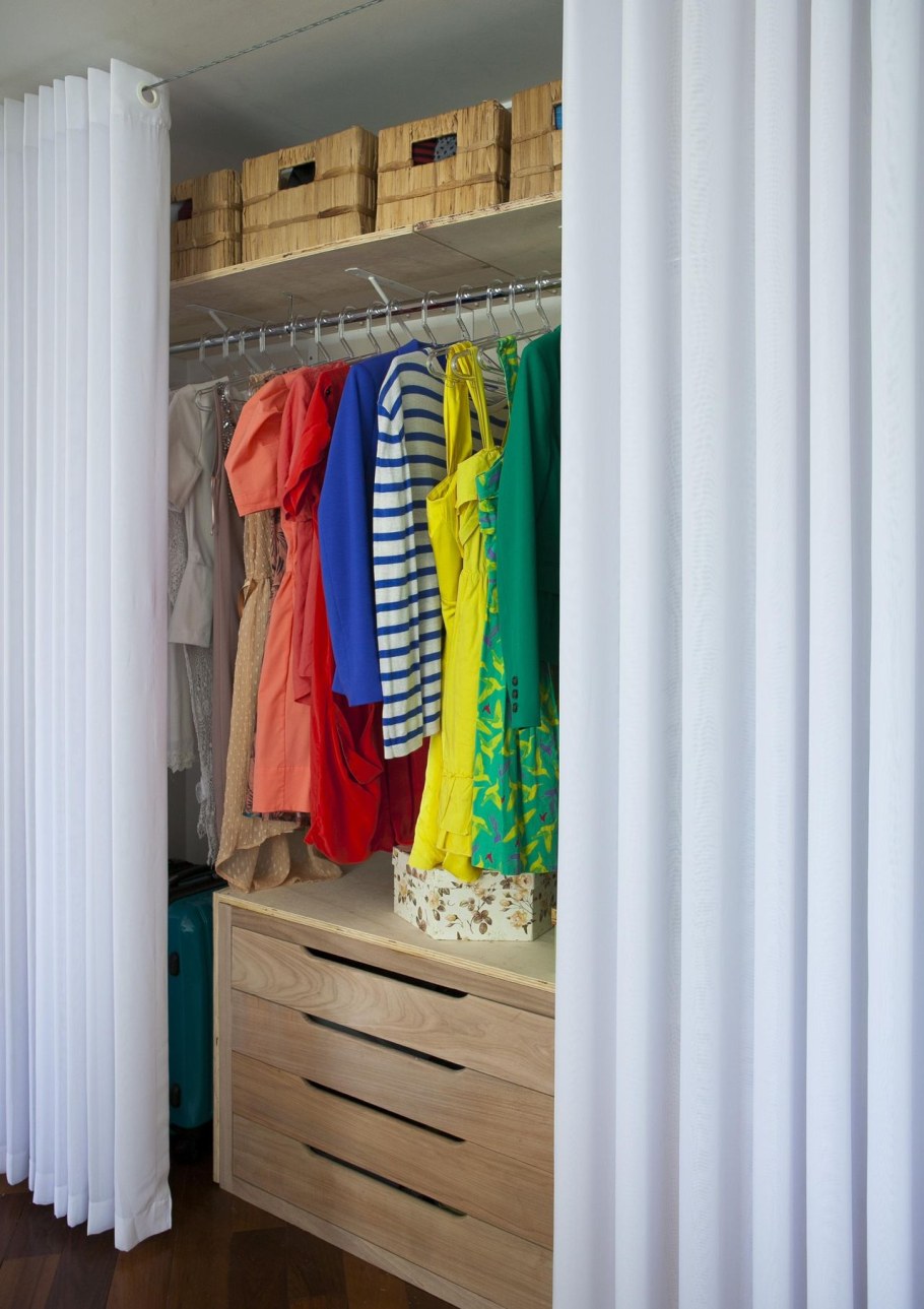 Шкаф с занавеской