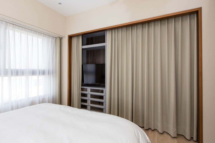 Гардеробная в спальне со шторой