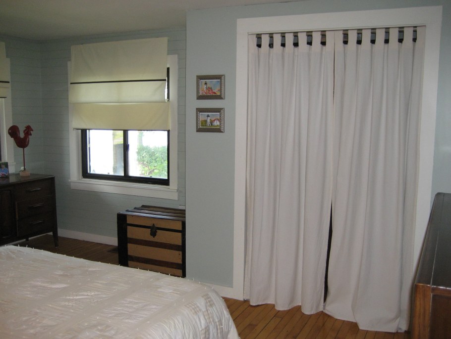 Шкаф с занавесками вместо дверей