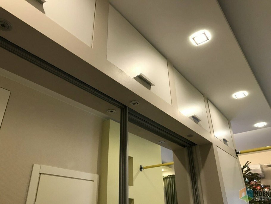 Навесной шкаф в прихожую под потолок