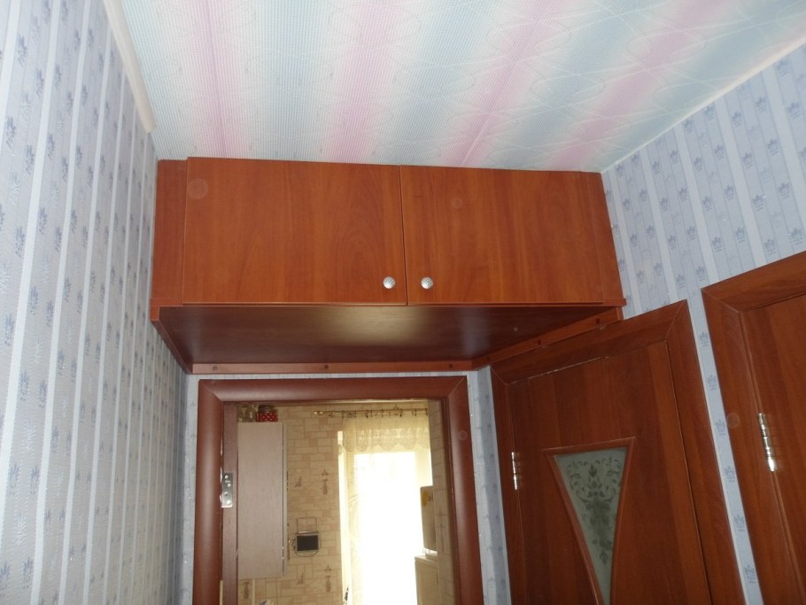 Антресоль в прихожей под потолком