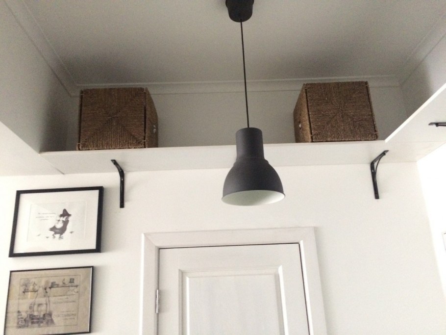 Полка в коридоре под потолком