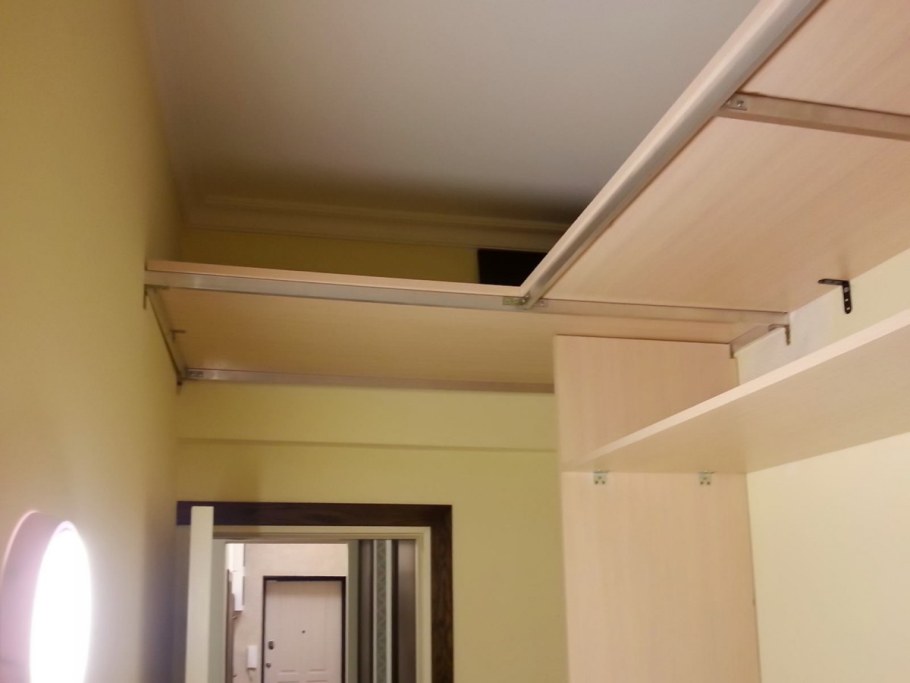 Полка в коридоре под потолком