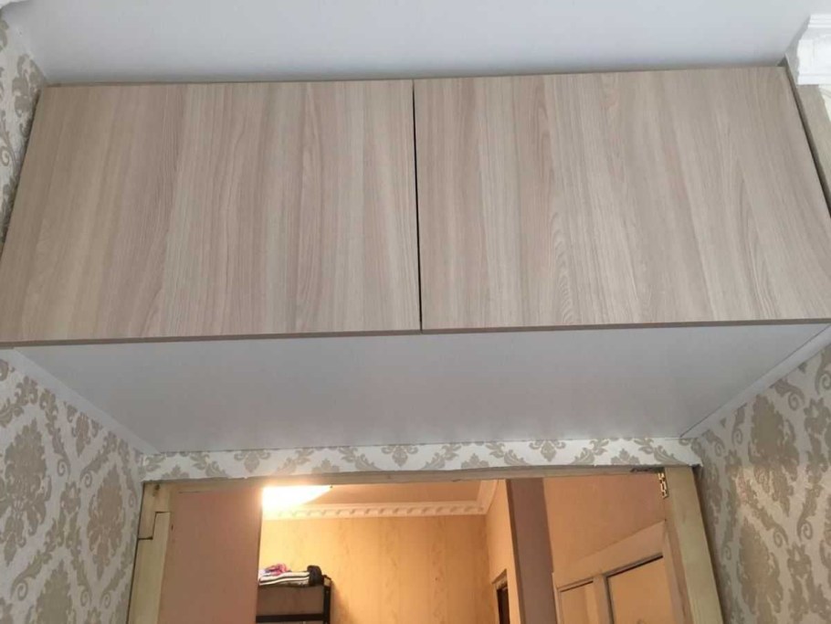 Антресоль в прихожей под потолком