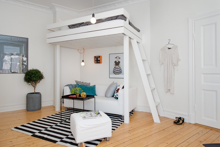 Комната с кроватью чердаком