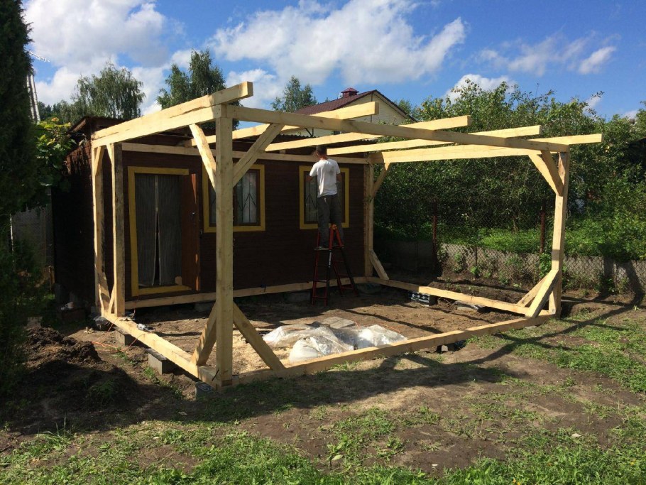 Пристройка к бытовке на даче
