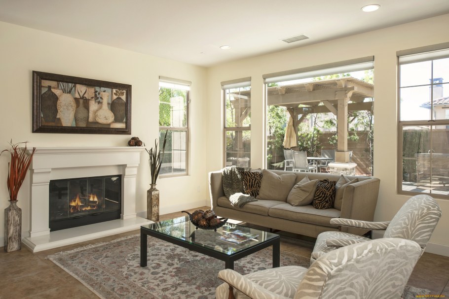 Гостиная с камином и картиной