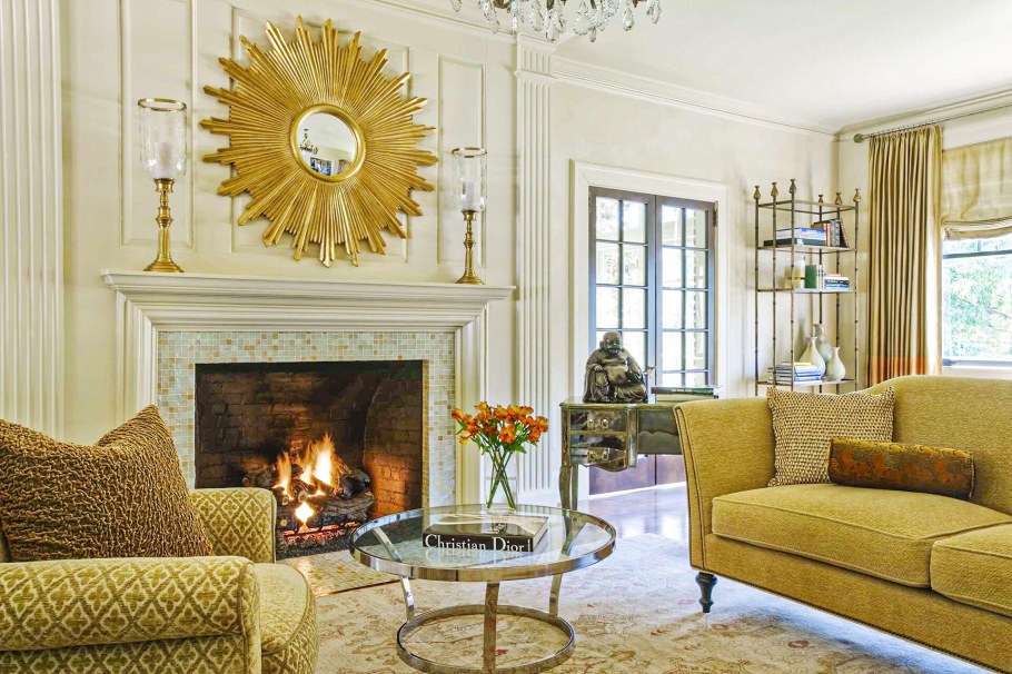 Зеркало над камином в классическом стиле