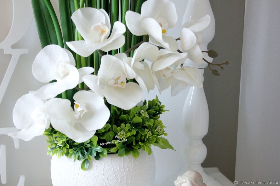 Белые каллы в вазе