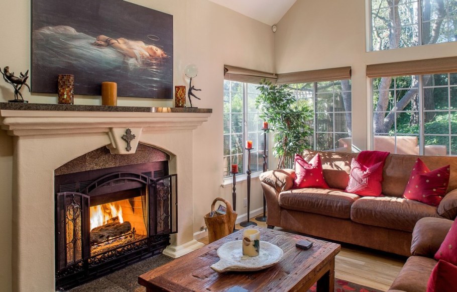 Уютная гостиная с камином