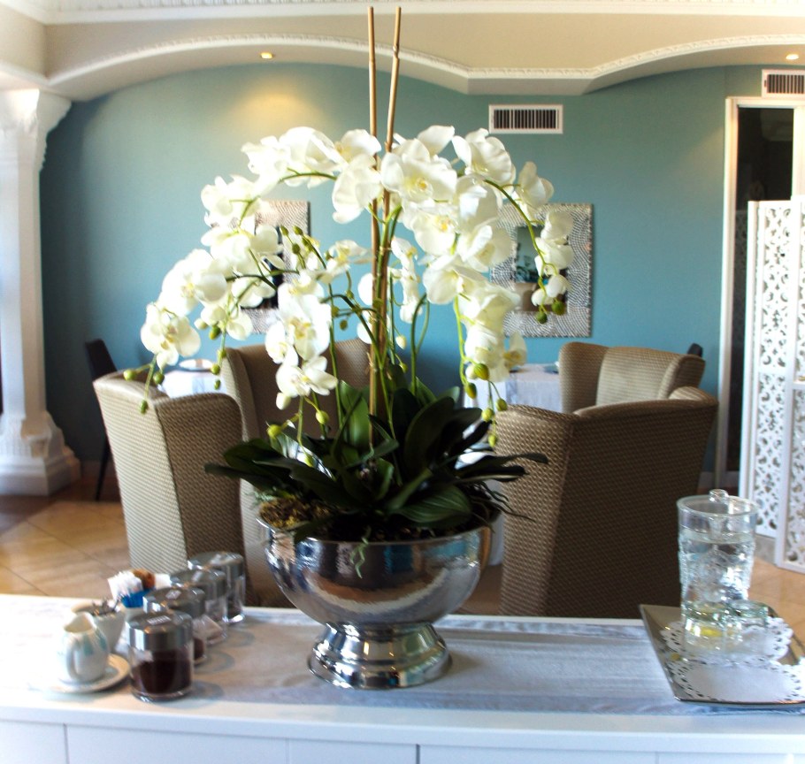 Орхидеи в интерьере гостиной