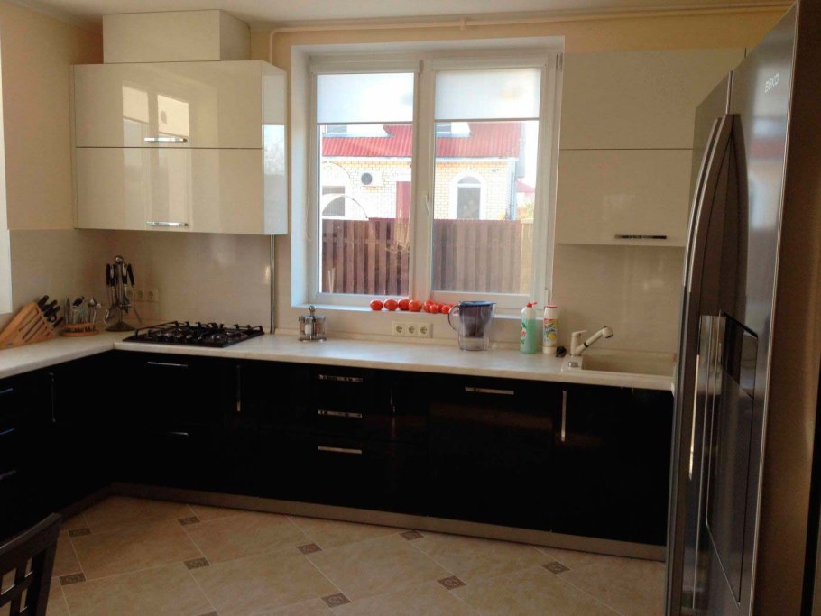 Кухонный гарнитур с окном