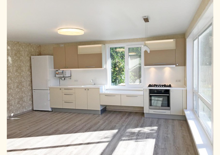 Прямые кухни с окном