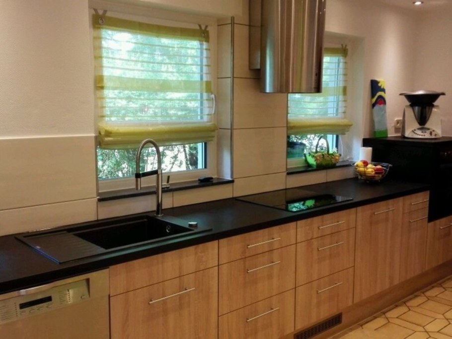 Кухня вдоль окна