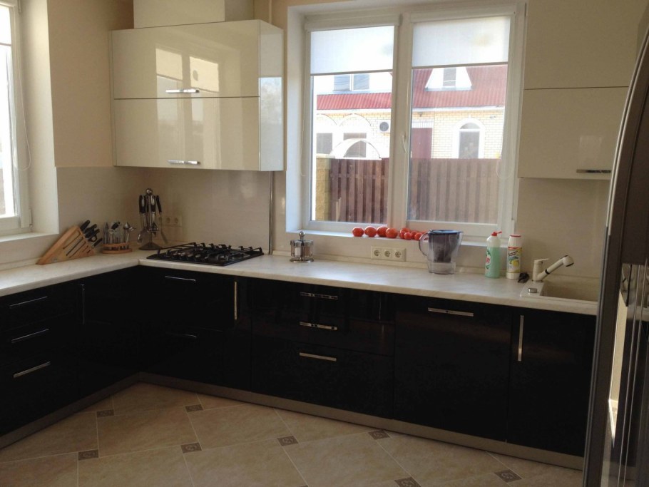 Кухонный гарнитур у окна в квартире