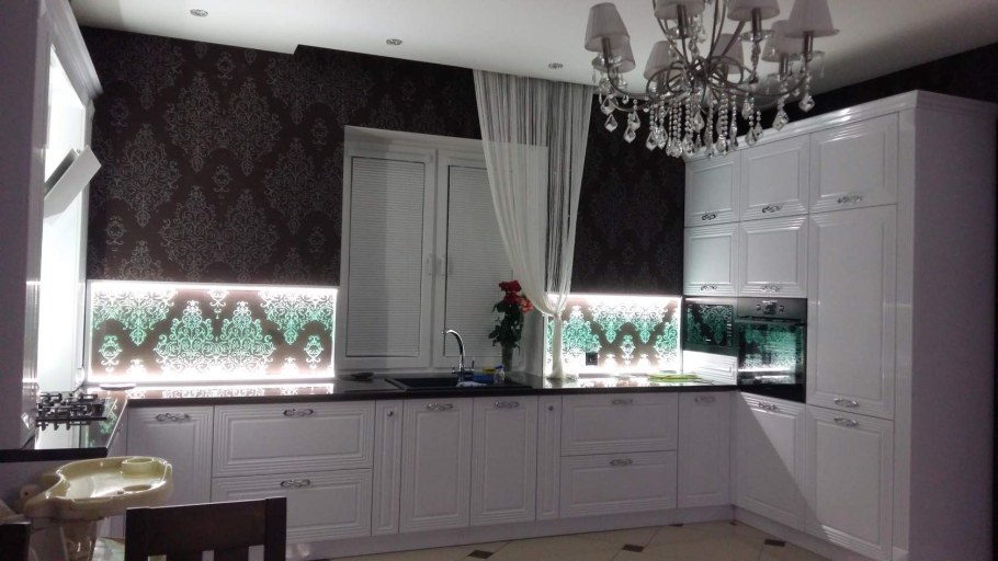 Кухня с окном в частном доме