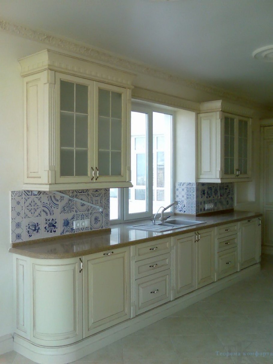 Кухонный гарнитур классика с окном