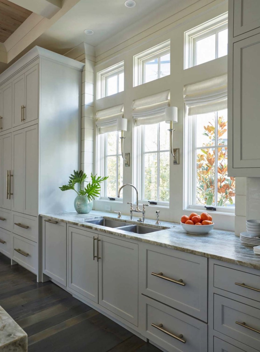 Кухня с мойкой у окна