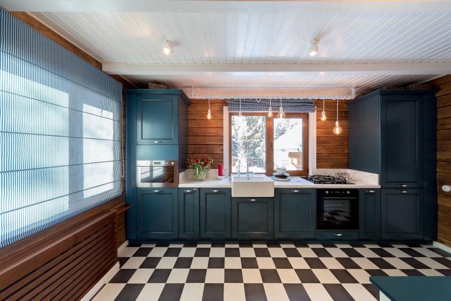 Кухня с окном в частном доме