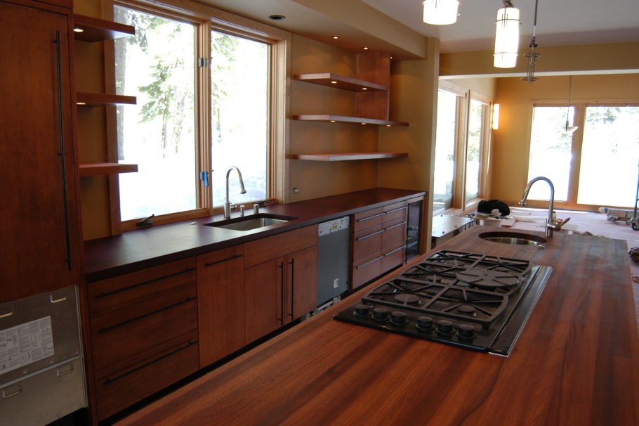 Кухня с большим окном