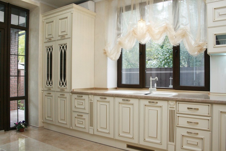 Кухня в классическом стиле с окном