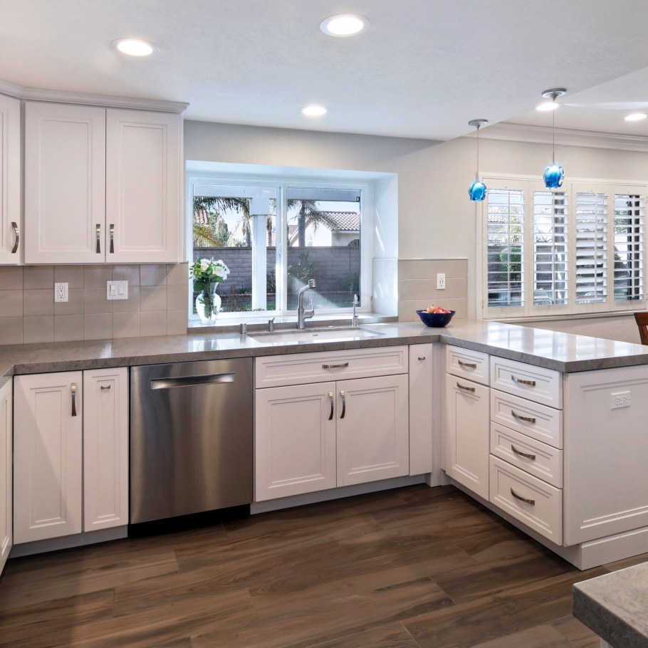 Современный кухонный гарнитур с окном