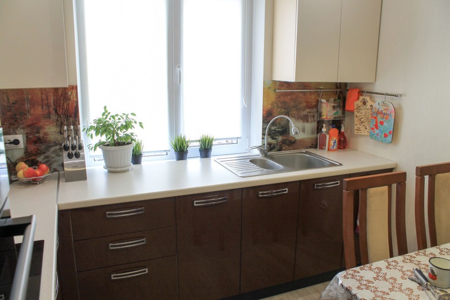 Кухонные гарнитуры возле окна