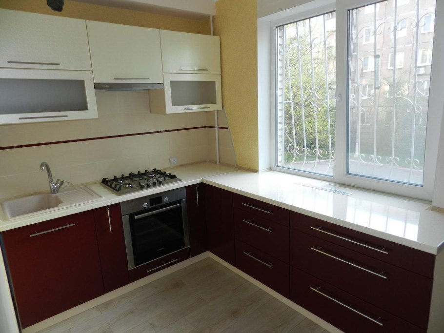 Кухонный гарнитур угловой под окном