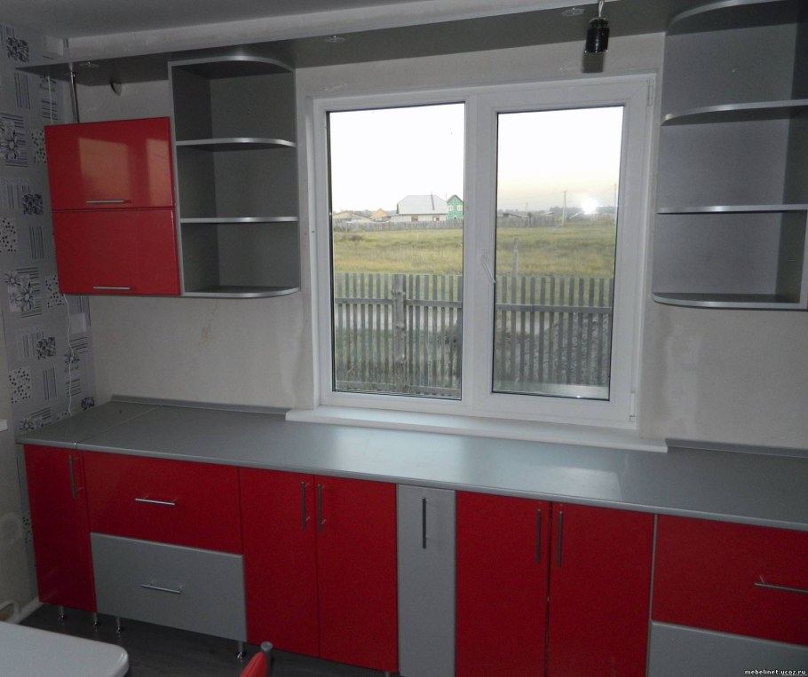 Кухонный гарнитур прямой с окном посередине