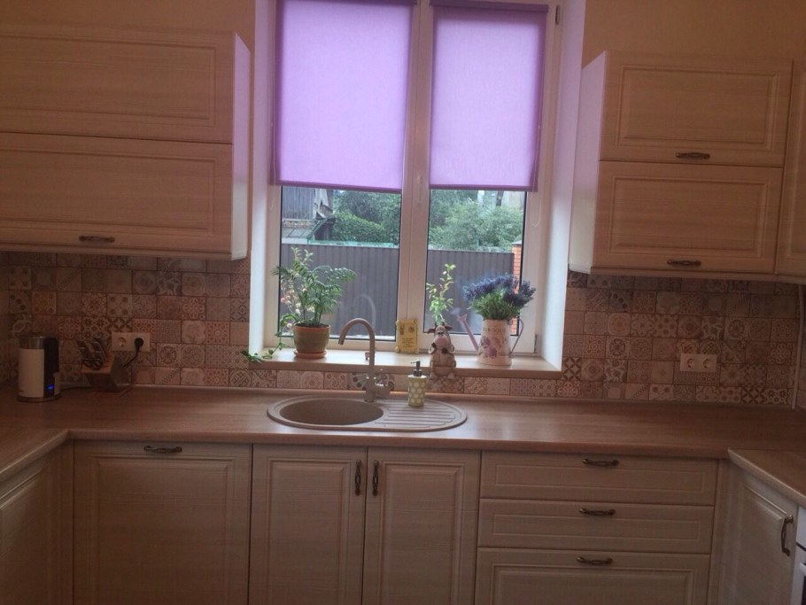 Кухня вдоль окна