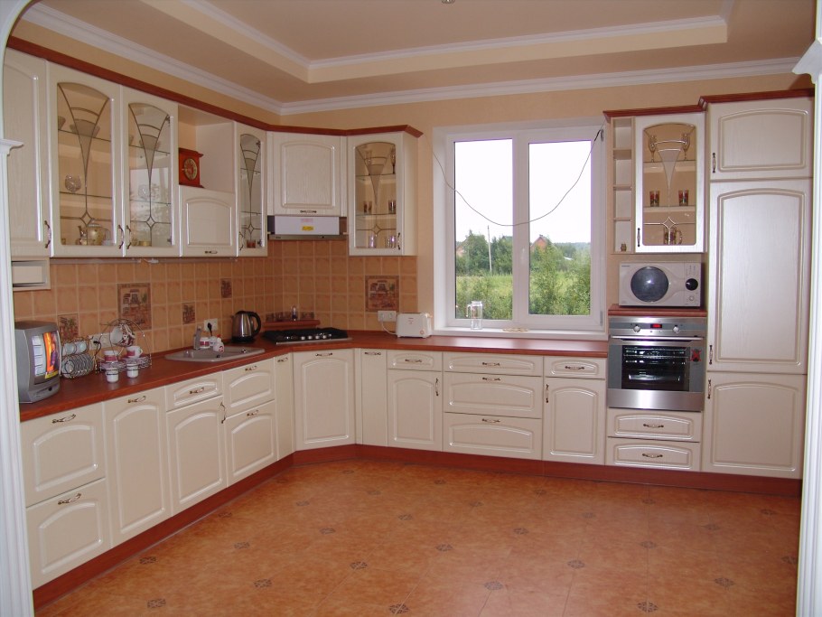 Угловой кухонный гарнитур с окной