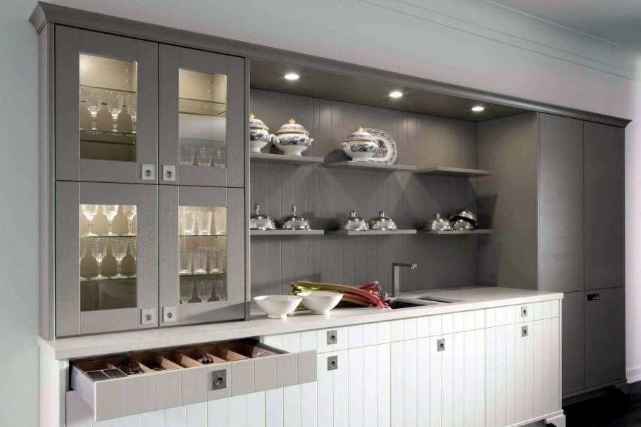 Кухня со шкафом для посуды в современном стиле