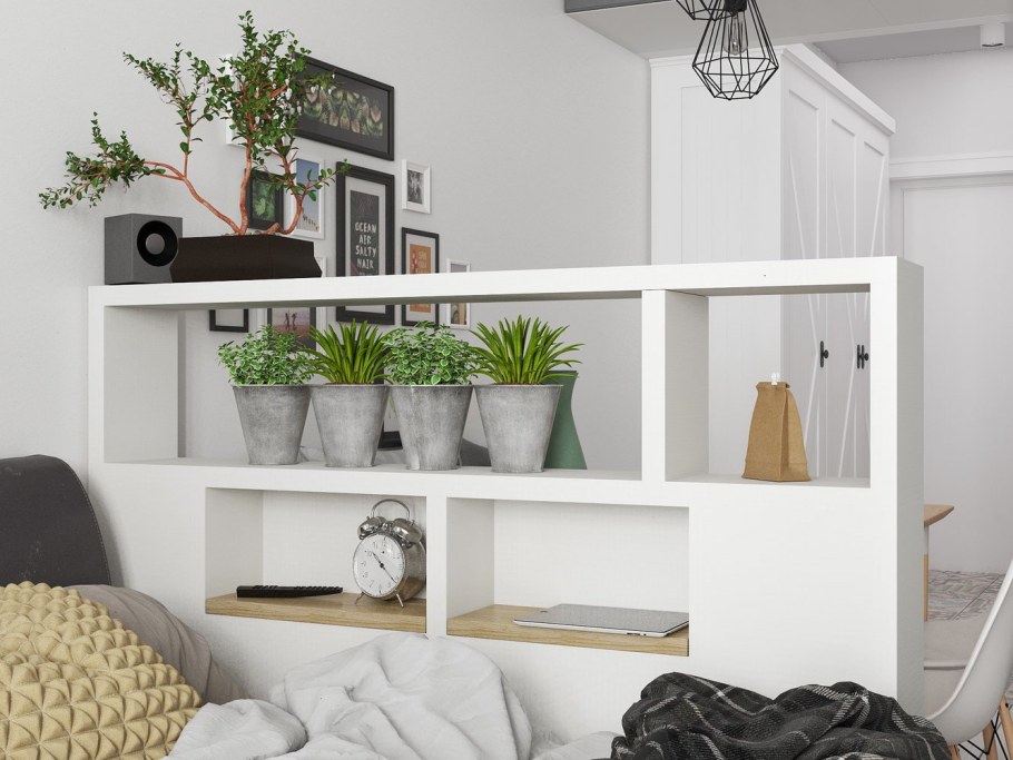 Стеллаж в интерьере комнаты