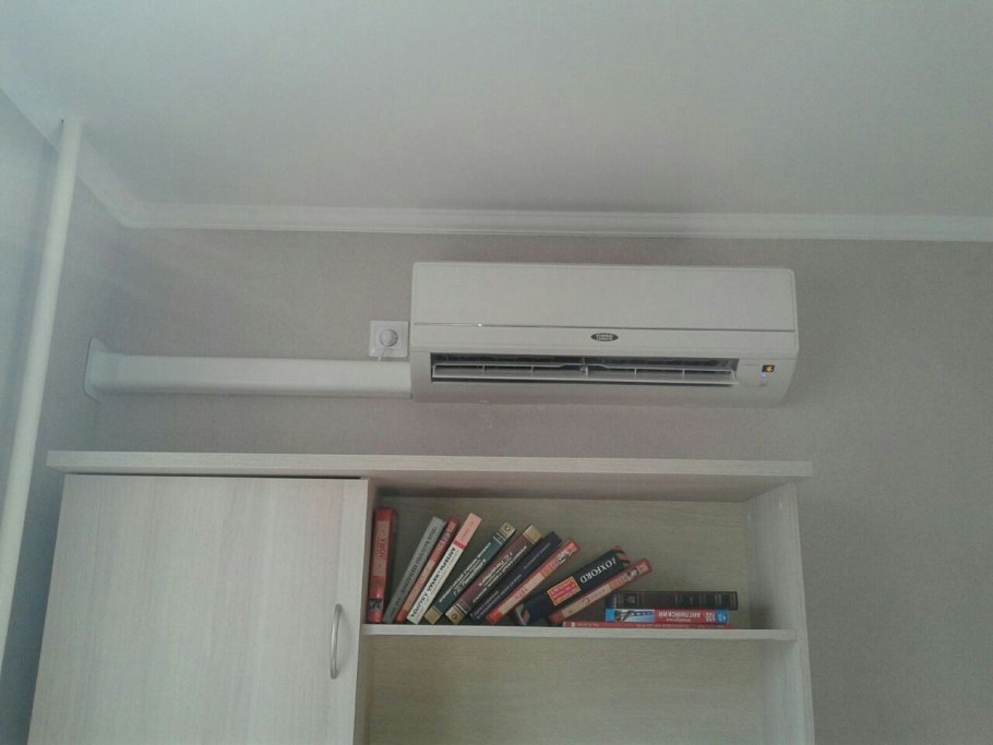 Кондиционер над шкафом