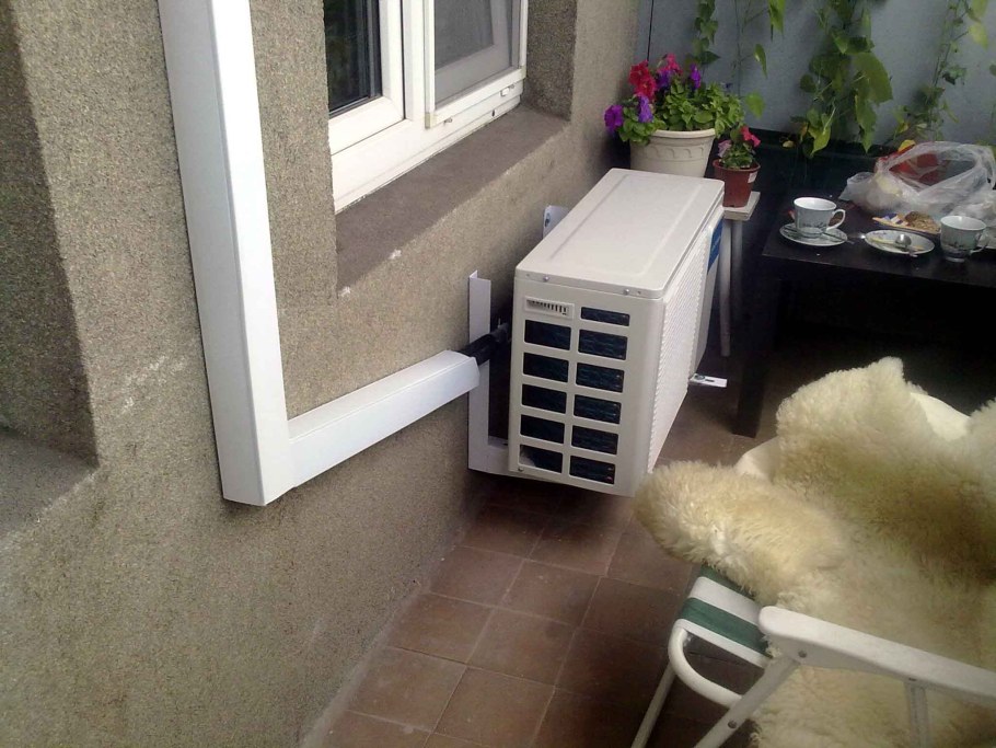 Крепление внешнего блока кондиционера в коробе на балконе